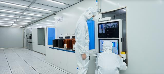 國產(chǎn)首臺！萬業(yè)企業(yè)：高能離子注入機通過客戶驗證 芯片制造關(guān)鍵一環(huán)