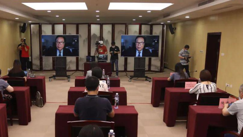 媒體關(guān)注兩會"黑科技"：5G全息"云采訪"異地同屏